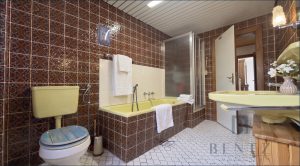 Badezimmer mit Dusche und Badewanne