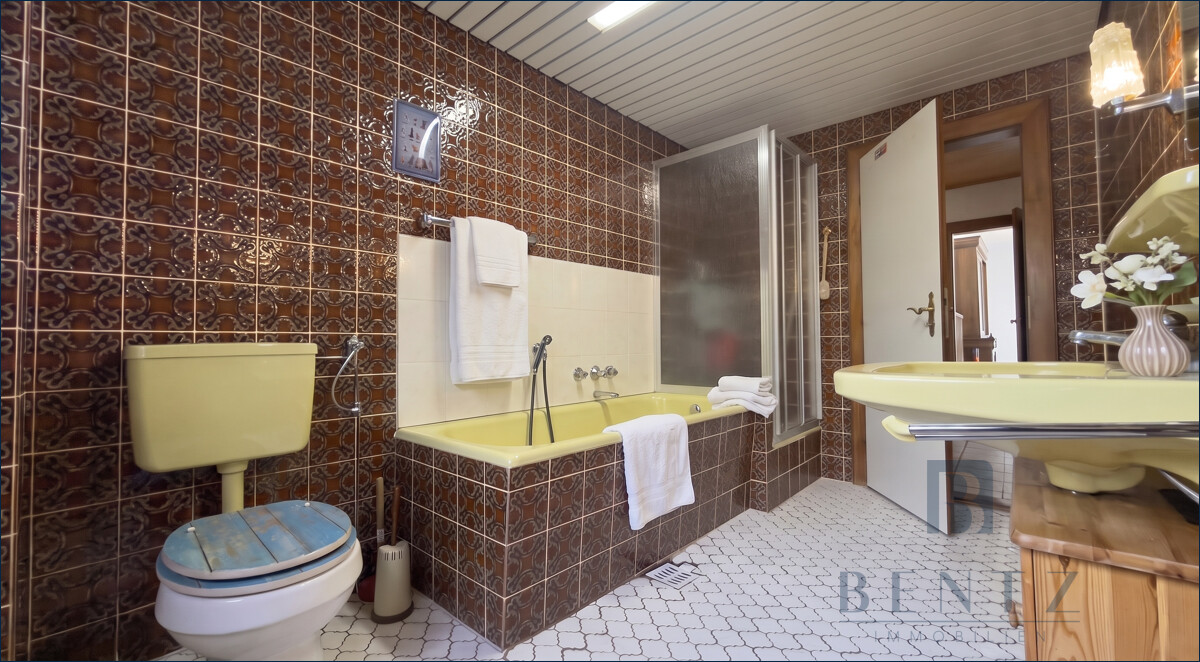 Badezimmer mit Dusche und Badewanne
