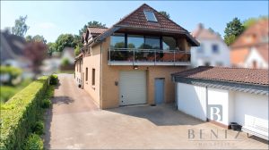 Hausansicht mit Garage