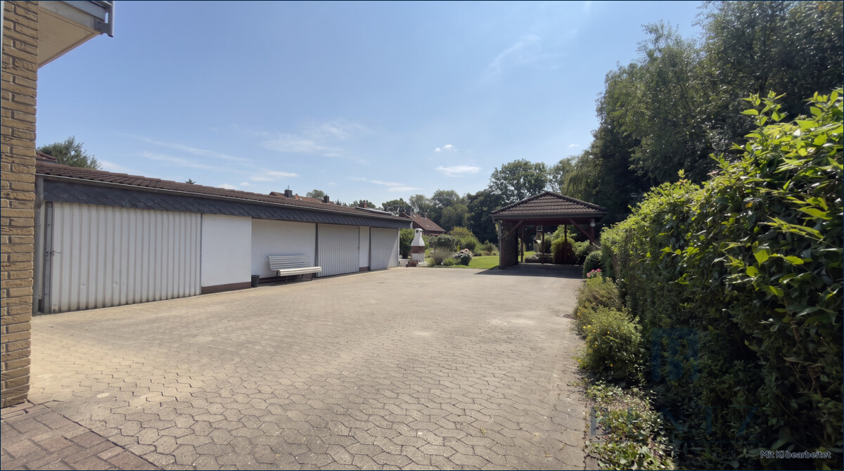 Außenbereich mit Garagen