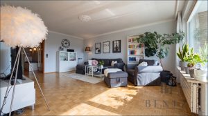 Wohnzimmer mit Zugang zum Balkon