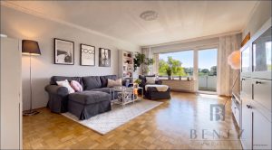 Wohnzimmer mit Zugang zum Balkon