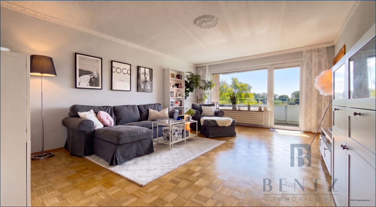 Wohnzimmer mit Zugang zum Balkon