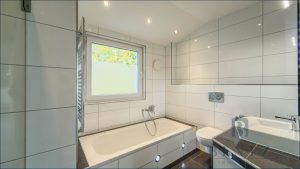 Badezimmer mit Wanne