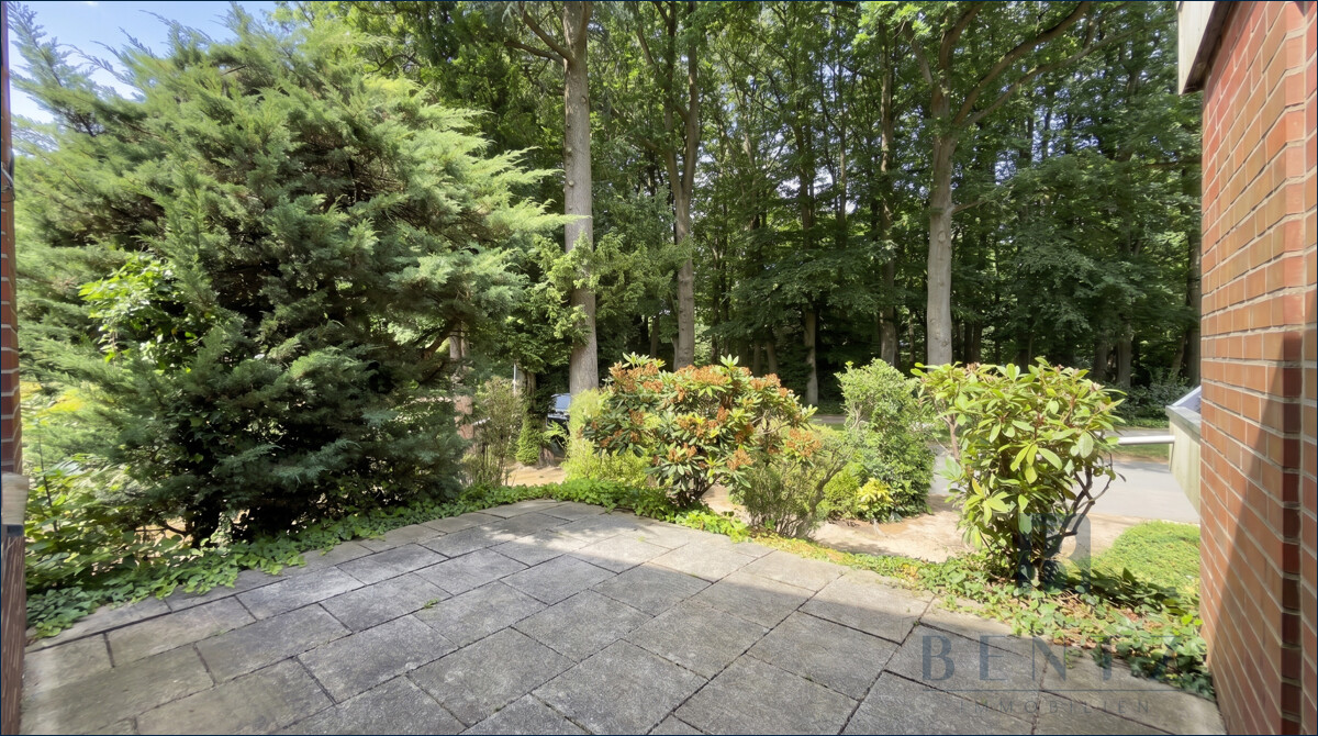 Terrasse und Blick in den Park