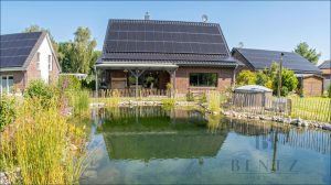 Gartenansicht mit Schwimmteich