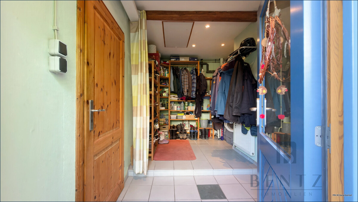 2. Eingangsbereich mit HWR und Badezimmer