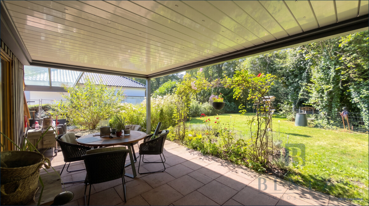 Überdachte Terrasse mit Gartenblick