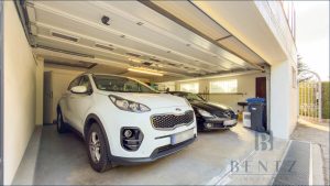 Doppelgarage mit elektrischem Tor