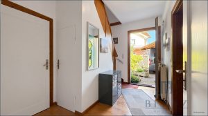 Flur Erdgeschoss und Treppe zum Dachgeschoss