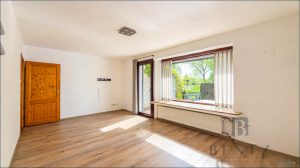 Wohnzimmer mit Zugang zur Terrasse