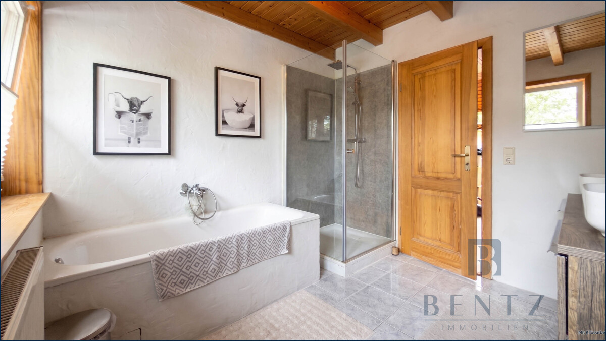 Badezimmer mit Dusche und Badewanne Dachgeschoss