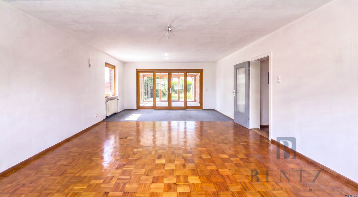 Visualisiertes Wohnzimmer mit Zugang zur Terrasse