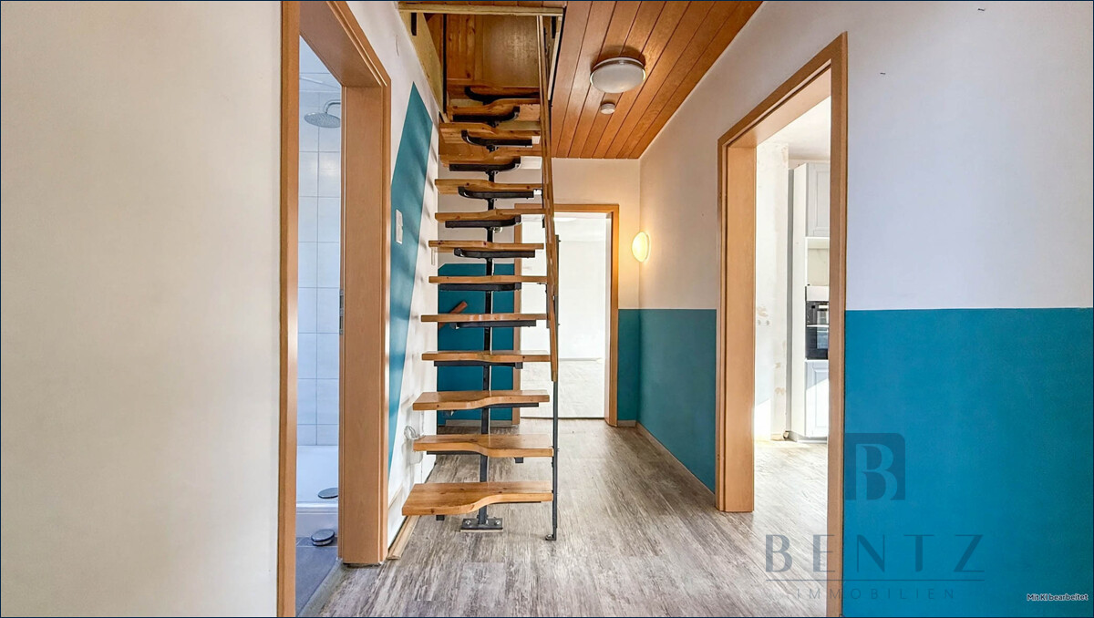 Flur mit Treppe zum Dachgeschoss