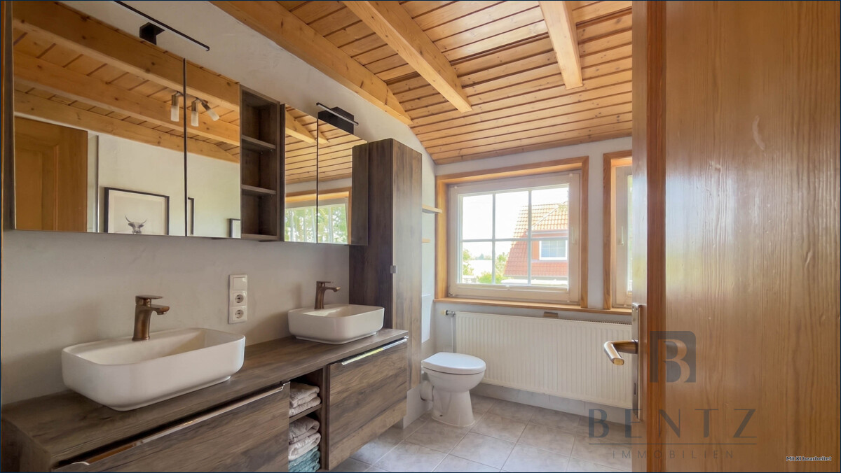 Badezimmer mit Dusche und Badewanne Dachgeschoss