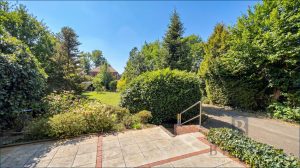 Terrasse mit Blick in den Süd-West Garten