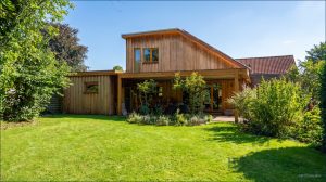 Garten mit Hausansicht