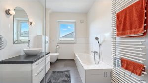 Badezimmer mit Dusche und Badewanne