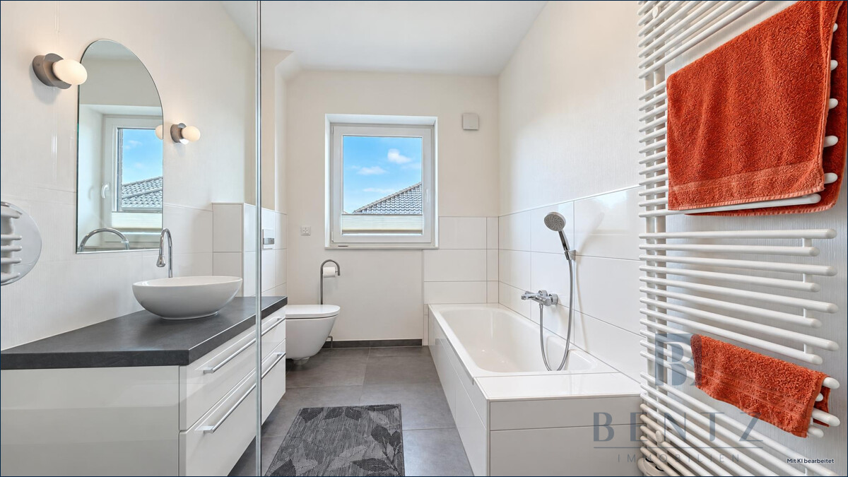 Badezimmer mit Dusche und Badewanne
