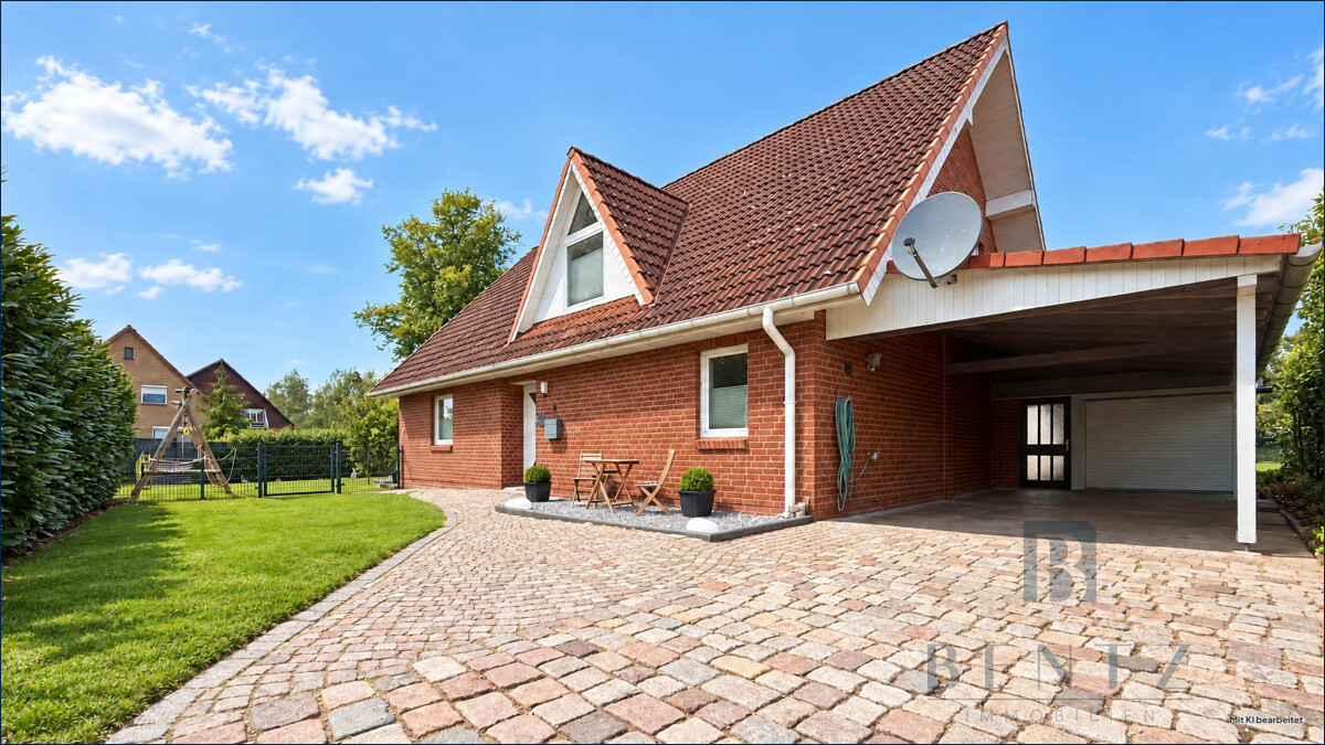 Hausansicht mit Auffahrt und Carport