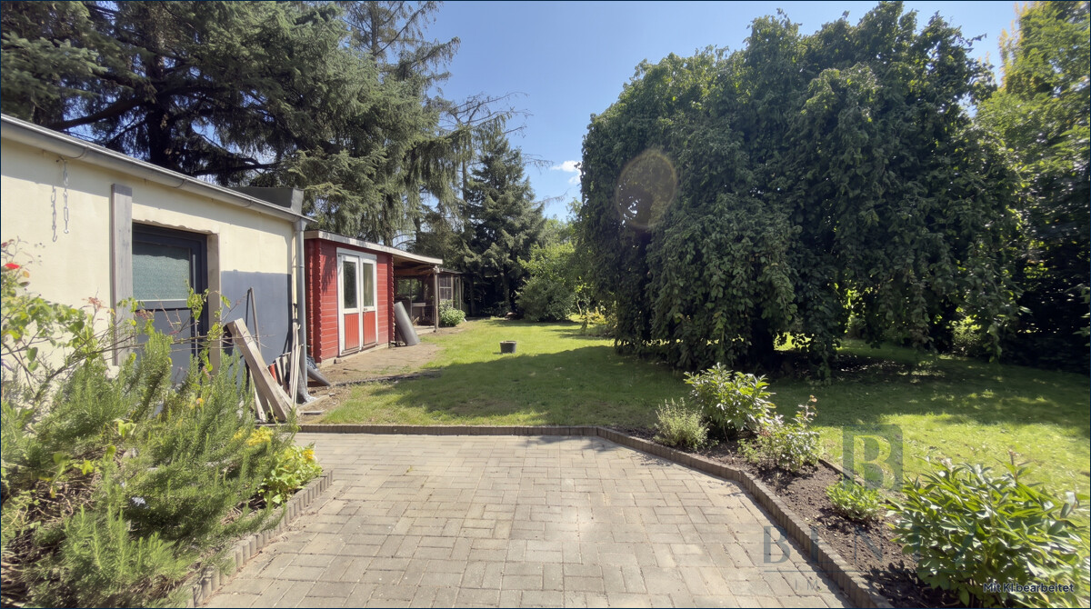 Gartenbereich mit Nebengebäude