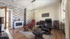 Wohnzimmer  mit Zugang zum Balkon