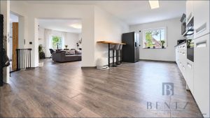 Küche mit Blick ins Wohnzimmer