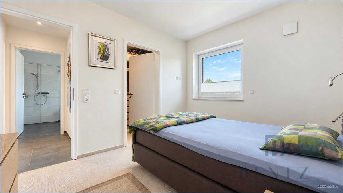 Schlafzimmer mit Ankleidezimmer