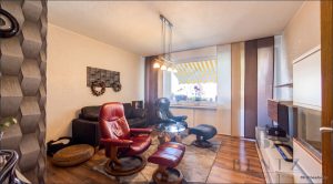 Wohnzimmer mit Zugang zum Balkon