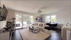 Wohnzimmer mit Zugang zum Balkon