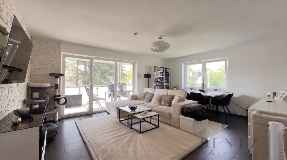 Wohnzimmer mit Zugang zum Balkon