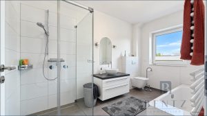 Badezimmer mit Dusche und Badewanne