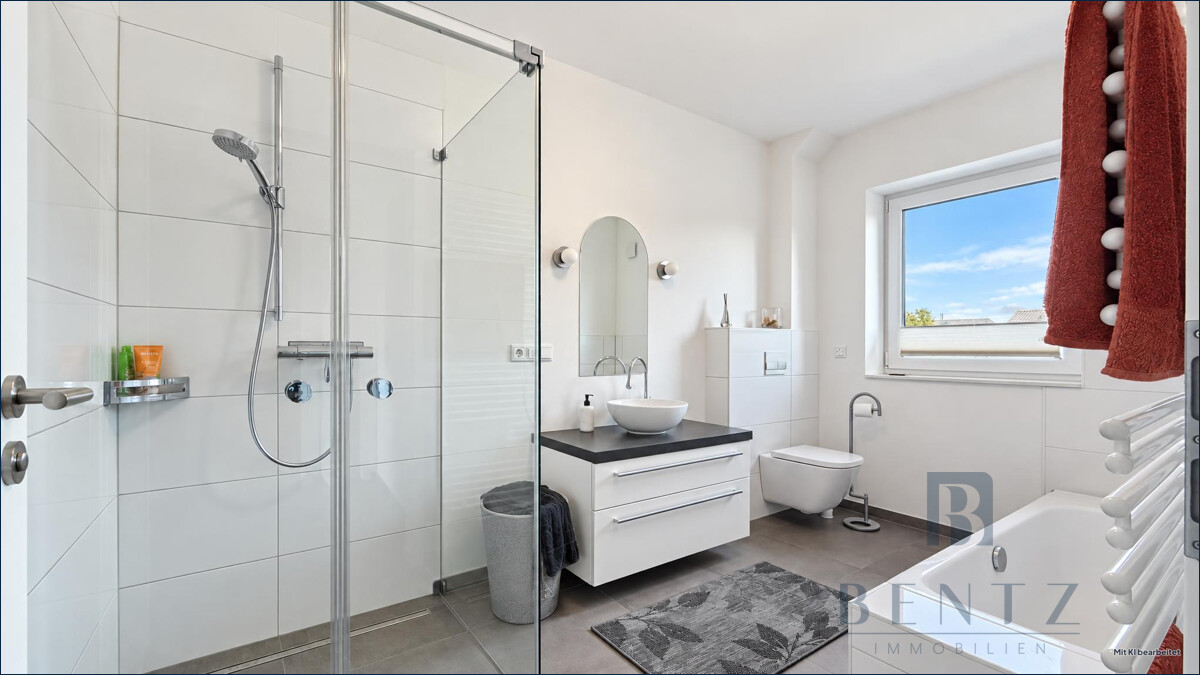 Badezimmer mit Dusche und Badewanne