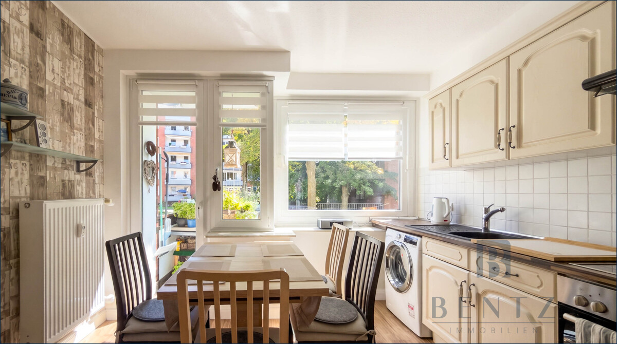 Küche mit Zugang zum Balkon