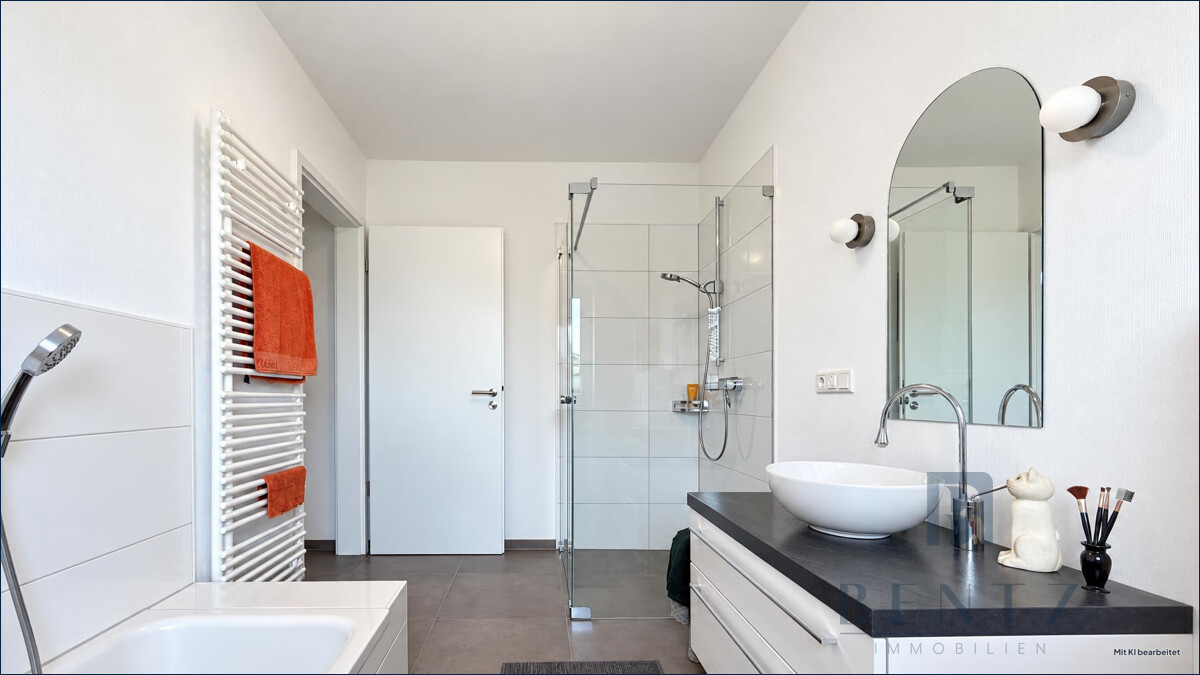 Badezimmer mit Dusche und Badewanne