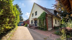 Hausansicht und Einfahrt